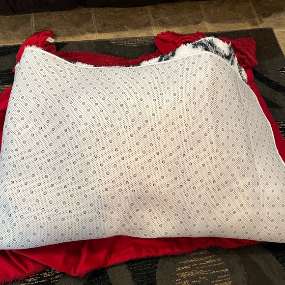 Area rug 6 ft black and white.. new item - Picture 6 of 12